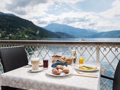 Hotels am See - Liegewiese direkt am See - Kärnten - Frühstücken auf der Terrasse - Seeglück Hotel Forelle**** S Millstatt