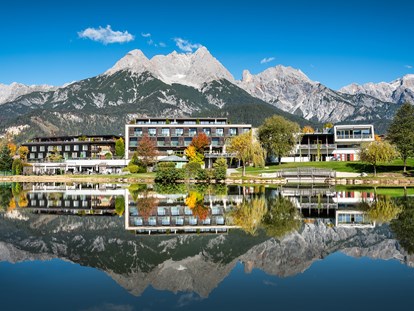 Hotels am See - Liegewiese direkt am See - Österreich - Ritzenhof Hotel und Spa am See im Sommer - Ritzenhof - Hotel und Spa am See