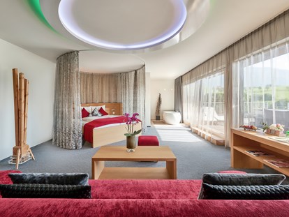 Hotels am See - Liegewiese direkt am See - Österreich - Panorama-Suite mit Himmelbett, freistehender Badewanne und großer Dachterrasse - Ritzenhof - Hotel und Spa am See