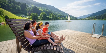 Hotels am See - Liegewiese direkt am See - Kärnten - Badesteg mit Bank  - Familien - Sportresort BRENNSEEHOF 