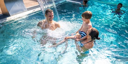 Hotels am See - Millstatt - Outdoorbereich Schleusenbad mit Wasserfontaine - Familien - Sportresort BRENNSEEHOF 