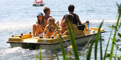 Hotels am See - Liegewiese direkt am See - Kärnten - Tretboot beim Brennseehof - Familien - Sportresort BRENNSEEHOF 