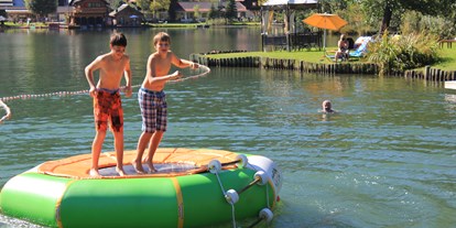 Hotels am See - Bettgrößen: Queen Size Bett - Wassertrampolin beim Strandbad Brennseehof - Familien - Sportresort BRENNSEEHOF 