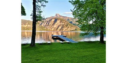 Hotels am See - Art des Seezugangs: hoteleigener Steg - Bootsteg am Mondsee mit herrlichem Blick auf die Berge - Hotel Seehof Mondsee