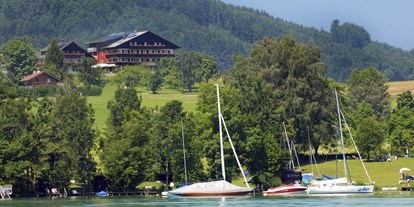 Hotels am See - Liegewiese direkt am See - Österreich - Blick vom Attersee auf das Hotel Haberl - Hotel Haberl - Attersee