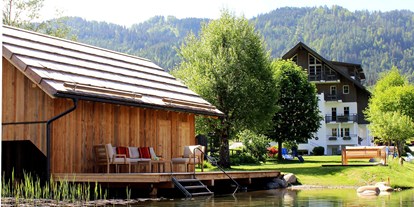 Hotels am See - Liegewiese direkt am See - Kärnten - Badestrand mit Bootshütte - Seehaus Winkler