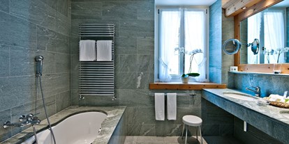 Hotels am See - Badewanne - Schweiz - Badezimmer mit Granit und Marmor aus der Umgebung - Parkhotel Margna