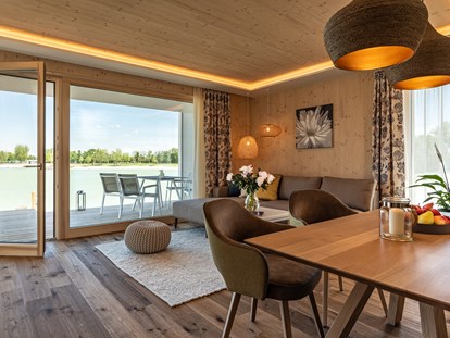Hotels am See - Liegewiese direkt am See - Österreich - Wohnküche mit eigenem Steg am See ... Residenzen am See - lakeside - VILA VITA Pannonia