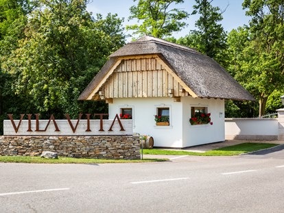 Hotels am See - Wellnessbereich - Österreich - Einfahrt VILA VITA Pannonia - VILA VITA Pannonia