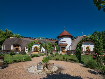 Hotels am See - Hotel unmittelbar am See - Rustikale Csarda - Restaurant in unserer Anlage - VILA VITA Pannonia