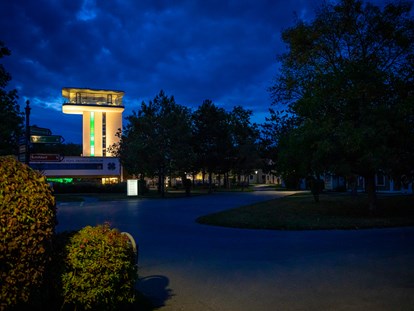 Hotels am See - Liegewiese direkt am See - Österreich - Panoramalounge auf 25m Höhe - VILA VITA Pannonia