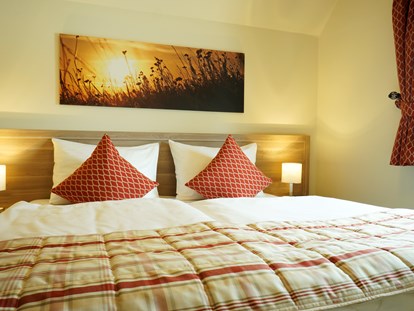 Hotels am See - WLAN - Bungalow B1 -  Schlafzimmer - VILA VITA Pannonia