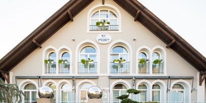 Hotels am See - Liegewiese direkt am See - Kärnten - Hotel Post | Außenansicht - Hotel Post Wrann