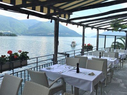 Hotels am See - Balkon - Region Lago Maggiore - auf der schönster Seeterasse am Lago Maggiore speisen - Art Hotel Posta al lago