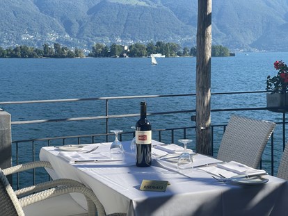 Hotels am See - Sonnenterrasse - Schweiz - Blick auf die Brissago Inseln - Art Hotel Posta al lago
