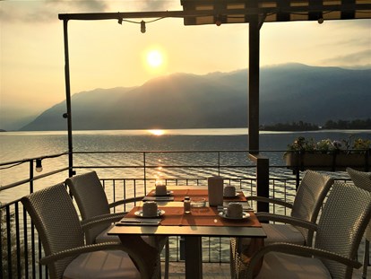 Hotels am See - Garten mit Seezugang - Schweiz - Auf unserer Seeterrasse frühstücken - Art Hotel Posta al lago