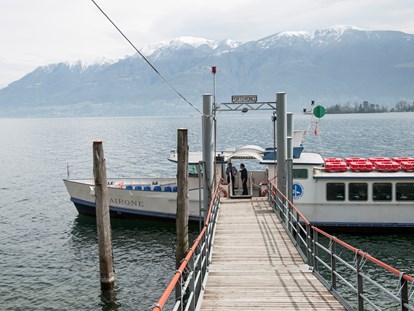 Hotels am See - Ladestation Elektroauto - Region Lago Maggiore - Schiffsanlegestelle vor dem Hause - Art Hotel Posta al lago