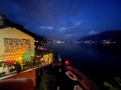 Hotels am See - Balkon - Region Lago Maggiore - Posta al lago am Abend - Art Hotel Posta al lago