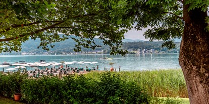 Hotels am See - Liegewiese direkt am See - Kärnten - Der Schlossgarten lädt ein zum Verweilen. - Hotel Schloss Seefels