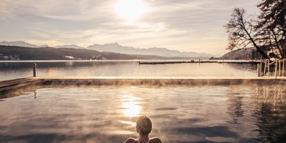 Hotels am See - Wellnessbereich - Österreich - Abendstimmung beim Schwimmen im 28° beheizten Seebad.  - Hotel Schloss Seefels