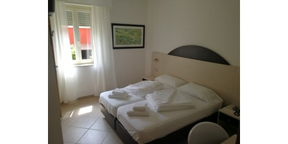 Hotels am See - Art des Seezugangs: hoteleigener Strand - Venetien - Doppelzimmer mit Seite Fenster - HOTEL SIRENA