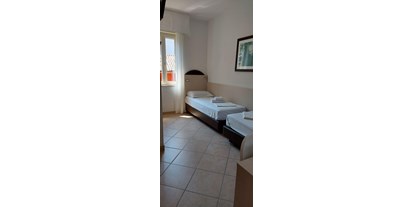 Hotels am See - Art des Seezugangs: hoteleigener Strand - Venetien - Doppelzimmer mit Kopf an Kopf Betten mit Seiten Fenster - HOTEL SIRENA