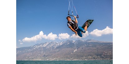 Hotels am See - Gardasee - Verona - In unserer Anlage direkt am Strand befindet sich die VDWS Wind- und Kitesurfschule BEEKITE. Das Team der Schule erwartet euch am Strand um diesen wunderschönen Sport zu presentieren und gibt euch die Möglichkeit ihn zu testen. Kitesurfen ist für alle Altersgruppen ab 12 Jahre geeignet. - Taki Village