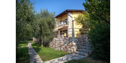 Hotels am See - Gardasee - Verona - Nur 100 m vom Hotel entfernt, in einer besonders ruhigen Panoramalage, eingeschlossen von einem Olivenhain mit reizvollem Blick über dem See, liegen unsere Appartements in der Natur völlig eingebettet. - Taki Village