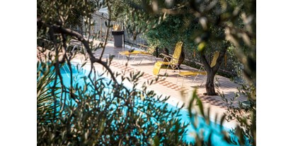 Hotels am See - Venetien - Die Außenpools: verborgen & diskret!
Die beiden Außenpools befinden sich im Herzen unseres großen Olivenhainparks und vor neugierigen Blicken geschützt. Sie bieten große Grünflächen und Panoramaterrassen, auf denen Sie in der Sonne liegen und sich in völliger Ruhe entspannen können. - Taki Village