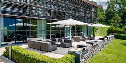Hotels am See - Bettgrößen: Queen Size Bett - Terrasse zu einem der Tagungsräume - Hotel DAS TEGERNSEE
