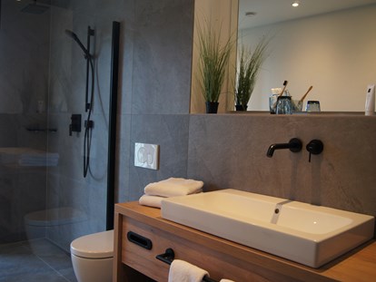 Hotels am See - Umgebungsschwerpunkt: See - Badezimmer mit großer ebenerdiger Dusche - Seehaus Apartments am Kochelsee