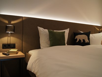 Hotels am See - Hotel unmittelbar am See - Schlafzimmer mit Kingsize-Bett 2x2m - Seehaus Apartments am Kochelsee