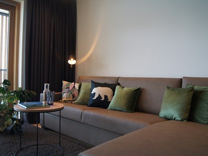 Hotels am See - Restaurant - Bayern - Große Couch mit Schlaffunktion - Seehaus Apartments am Kochelsee