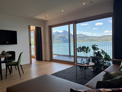 Hotels am See - Umgebungsschwerpunkt: See - Wohnzimmer - natürlich - mit Seeblick - Seehaus Apartments am Kochelsee