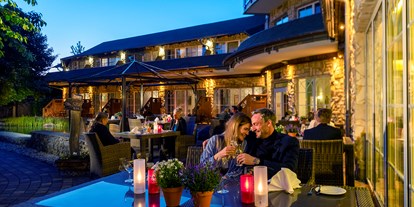 Hotels am See - Dampfbad - Deutschland - Paar auf Terrasse der Schlossteichstuben - Wellnesshotel Seeschlößchen - Privat-SPA & Naturresort