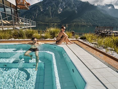 Hotels am See - Fahrstuhl - Österreich - Ein Whirlpool zur Seeseite ladet zum verweilen ein. - Travel Charme Fürstenhaus Am Achensee