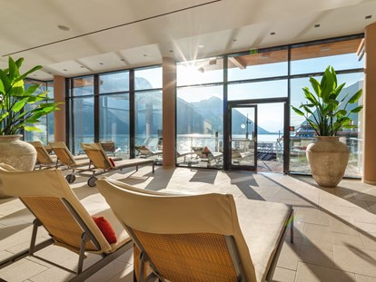 Hotels am See - WLAN - Einer unserer vielen Ruhebereiche mit See und Berg Panorama. - Travel Charme Fürstenhaus Am Achensee