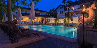 Hotels am See - Parkgarage - Pool bei Dämmerung - Sunstar Hotel Brissago - Sunstar Hotel Brissago