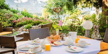 Hotels am See - Liegewiese direkt am See - Kärnten - Frühstück auf der Terrasse 8-12Uhr - Erwachsenenhotel "das Moser - Hotel am See"