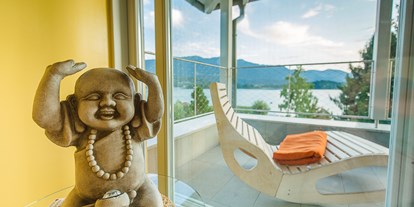 Hotels am See - Art des Seezugangs: hoteleigener Steg - Wellnessbereich Ruheraum mit Aussicht - Erwachsenenhotel "das Moser - Hotel am See"