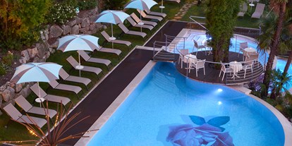 Hotels am See - Art des Seezugangs: hoteleigener Strand - Venetien - 37 / 5000
Risultati della traduzione
Schwimmbad mit beheiztem Whirlpool. - Belfiore Park Hotel