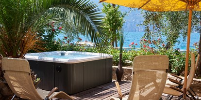 Hotels am See - SUP Verleih - Italien - Außen Jacuzzi, 5 Meter vom See
Innen- und Außen- Entspannungsbereich - Belfiore Park Hotel