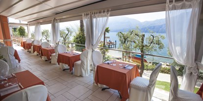 Hotels am See - Fahrstuhl - Gardasee - Verona - Unser Gourmet-Restaurant "al Vas" ist auch zum Mittagessen mit einer leichteren Speisekarte geöffnet und heißt Sie auf der Panoramaterrasse willkommen, auf der Sie von der erfrischenden Brise des Nachmittags gestreichelt werden können.  - Belfiore Park Hotel