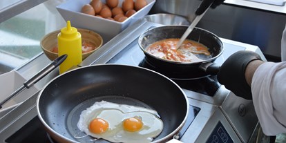 Hotels am See - Abendmenü: à la carte - Gardasee - Unser Koch bereitet Ihnen im Moment frische Eier nach Ihrem Geschmack direkt vor Ihren Augen zu.  - Belfiore Park Hotel