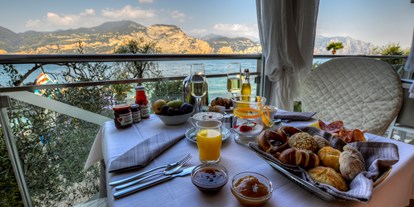 Hotels am See - Garten mit Seezugang - Gardasee - Verona - Ein klassisches Beispiel für unser königliches Frühstück.  - Belfiore Park Hotel