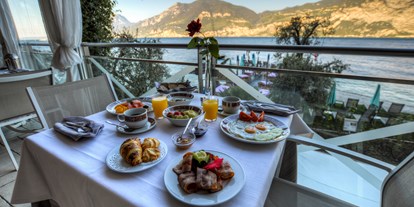 Hotels am See - Art des Seezugangs: hoteleigener Steg - Venetien - Genießen Sie unser Frühstück von der Panoramaterrasse und beobachten Sie den Sonnenaufgang.  - Belfiore Park Hotel