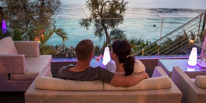 Hotels am See - Restaurant am See - Italien - Ein romantisches Abendessen kann mit einem guten Drink in unserer Loungebar beginnen oder enden.  - Belfiore Park Hotel