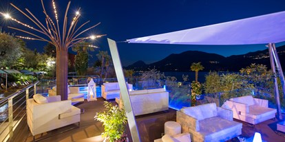 Hotels am See - Hotel unmittelbar am See - Venetien - Lassen Sie sich von den sanften Lichtern unserer Bar im Freien entspannen.  - Belfiore Park Hotel