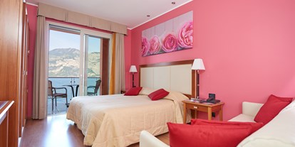 Hotels am See - Hunde: hundefreundlich - Venetien - 12 Zimmer mit floralen Themen 18/21 m², welche 12 Monate mit jeweils unterschiedlichen Blumenmustern schmücken.
Die Zimmer liegen in der Mittel von das Haus und haben Badezimmer von 5/6 m² und schönem Balkon von 5/6 m² direkt am See. - Belfiore Park Hotel