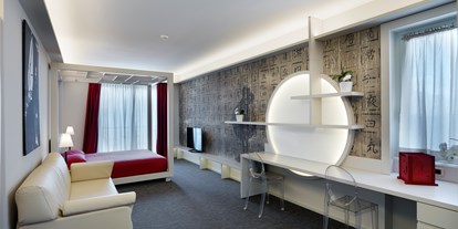 Hotels am See - Gardasee - Verona - 3 Zimmer mit INTERNATIONAL, ECOLOGIC und ORIENTAL Stil von 26/30 m², Badezimmer von 8/11 m² mit Whirlpool -Wanne und großer Dusche und schönem Balkon von 6/10 m² direkt am See (extra Terrasse von 15 m² im International und Ecologic).  - Belfiore Park Hotel